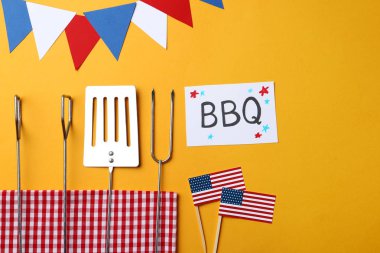 Renk arka plan üzerinde barbekü araçları ve kart ile Düz yatıyordu kompozisyon. ABD Bağımsızlık Günü