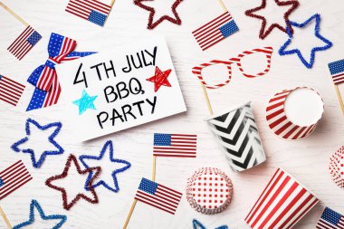 Ahşap masa üzerinde kart ve süslemeleri ile düz yatıyordu kompozisyon. ABD Bağımsızlık Günü