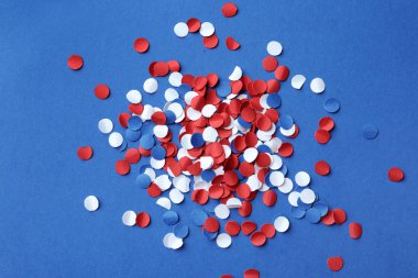 Renk arka plan, üst görünüm üzerinde birçok parlak konfeti. ABD Bağımsızlık Günü