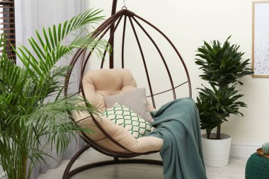 Salıncak sandalyeli şık ve modern oda iç mekan