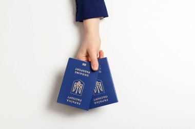 Arka planda Ukrayna pasaportu taşıyan bir kadın. Uluslararası ilişkiler