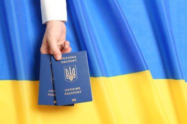 Ukrayna pasaportu taşıyan kadın ulusal bayrak üzerinde, üst görünümü yazı için alan. Uluslararası ilişkiler