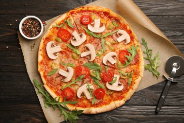 Fırında pişirilen lezzetli pizza ile düz yatıyordu kompozisyon