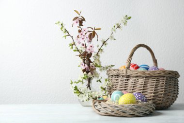 Tabloda boyalı Paskalya yumurtaları ve çiçek dalları ile Kompozisyon. Metin için alan