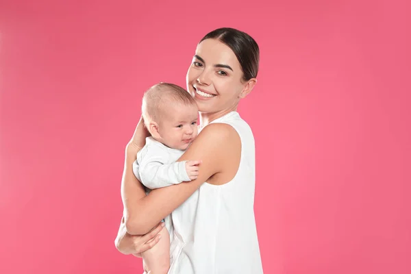 Ritratto di madre felice con il suo bambino sullo sfondo a colori — Foto Stock