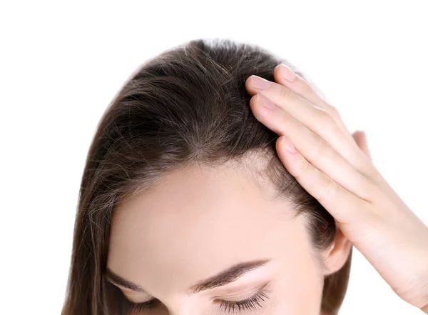 Giovane donna con problema di perdita dei capelli su sfondo bianco, primo piano — Foto Stock