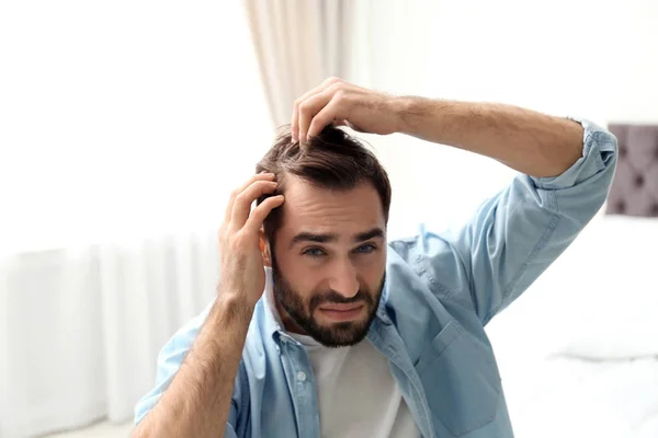 Jeune homme avec problème de perte de cheveux à l'intérieur — Photo