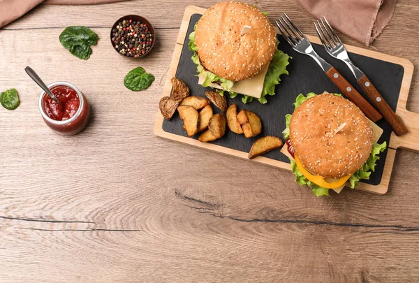 Composição de leigos plana com hambúrgueres saborosos em fundo de madeira. Espaço para texto — Fotografia de Stock