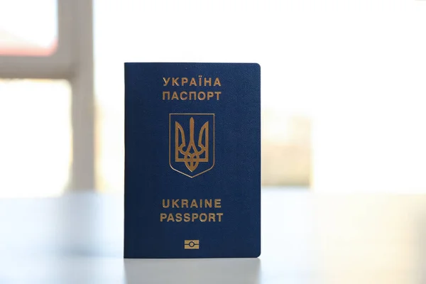 Украинский проездной паспорт на столе на размытом фоне. Международные отношения — стоковое фото