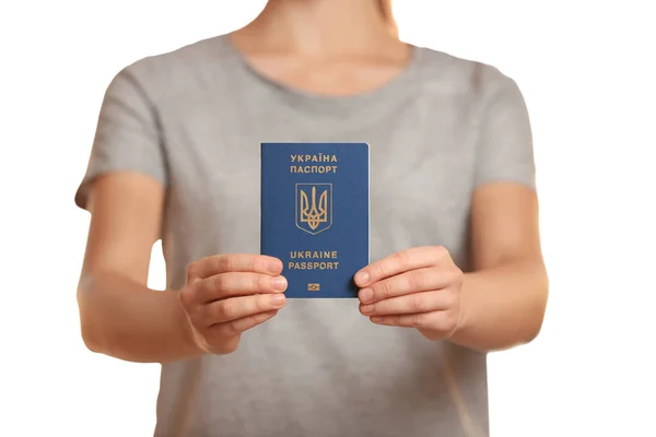 Женщина с украинским загранпаспортом на размытом фоне, крупным планом. Международные отношения — стоковое фото