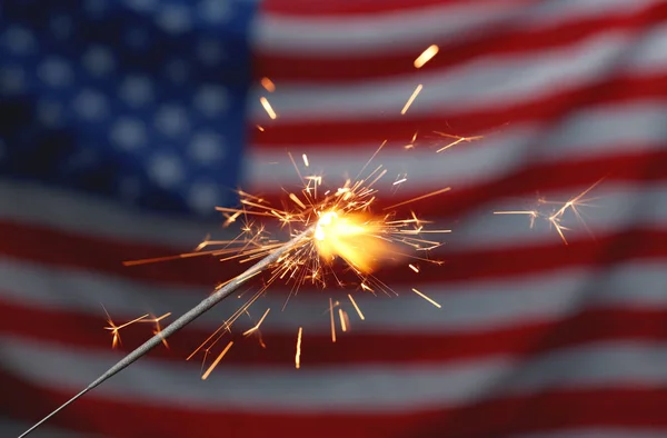 Brillo ardiente contra la bandera de Estados Unidos, primer plano. Feliz Día de la Independencia — Foto de Stock
