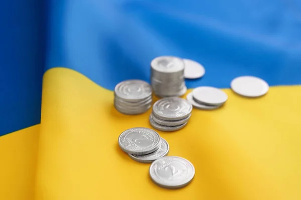 Ukrajinské peníze na národní vlajce, pohled na zaostřená — Stock fotografie