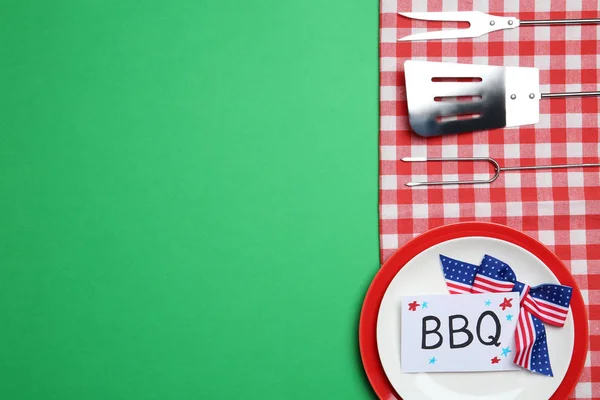 Σετ πιάτων και εργαλεία μπάρμπεκιου στο φόντο χρώμα, επίπεδη θέσει με χώρο για το κείμενο. Ημέρα ανεξαρτησίας των ΗΠΑ — Φωτογραφία Αρχείου