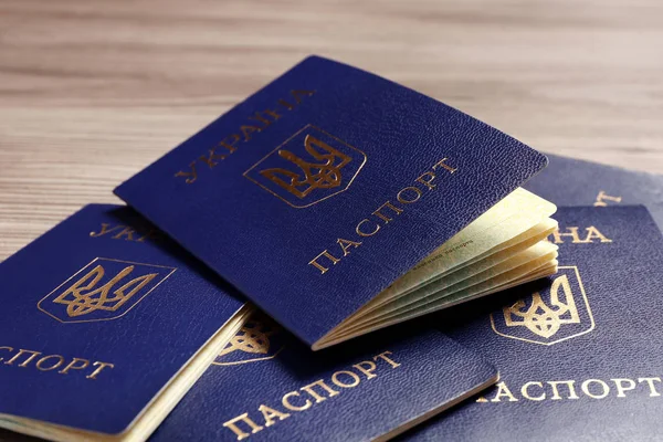 Многие украинские внутренние паспорта на столе, крупным планом — стоковое фото