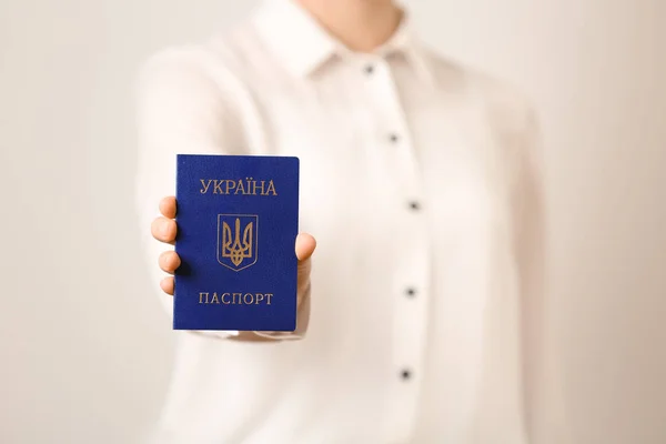 Женщина с украинским внутренним паспортом на светлом фоне, крупным планом — стоковое фото