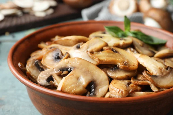 Deliciosos cogumelos cozidos na tigela na mesa, close-up — Fotografia de Stock
