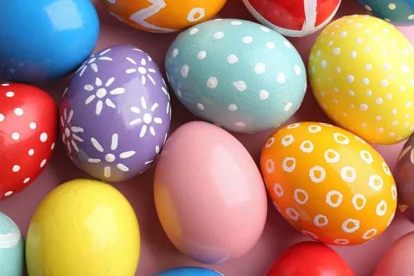 Muchos huevos de Pascua pintados de colores como fondo, vista superior — Foto de Stock