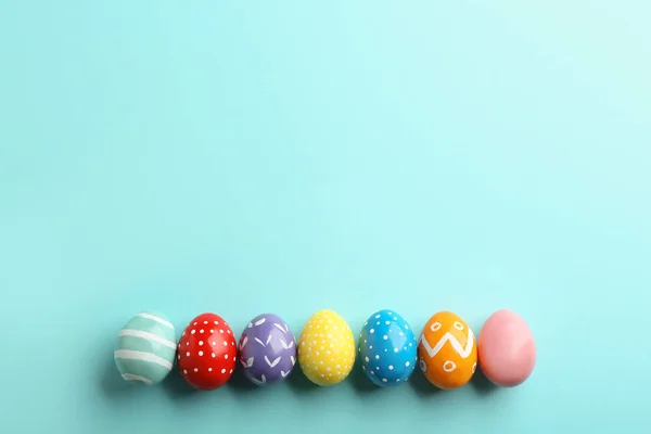 Düz renkli arka plan, metin için yer yumurta boyalı Paskalya bileşimi lay — Stok fotoğraf