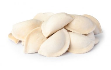 Beyaz arka planda çiğ köfte. Ev pişirme