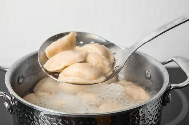 Kaynar su ile güveç üzerinde Skimmer üzerinde köfte closeup. Ev pişirme