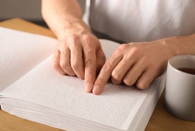 Blind Man okuma kitabı Braille 'de yazılmış tablo, çekim