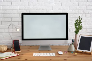 Modern bilgisayar üstünde okul sırası ile şık işyeri