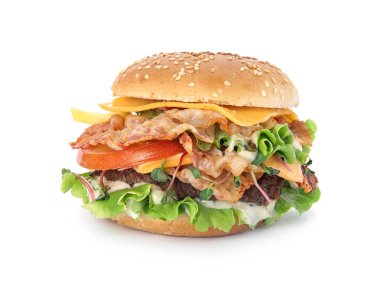 Beyaz üzerinde izole pastırma ile lezzetli burger