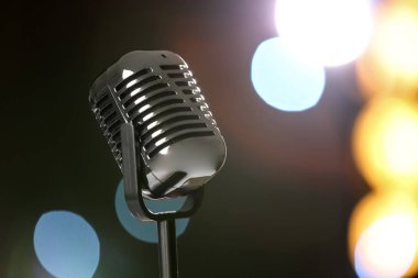 Şenlikli ışıklar, metin alanı karşı Retro mikrofon. Müzik ekipmanları