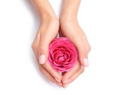 Beyaz arka planda gül tutan kadın, yakın plan. Spa tedavisi