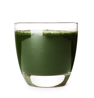 Beyaz arka planda Spirulina içecek bir bardak