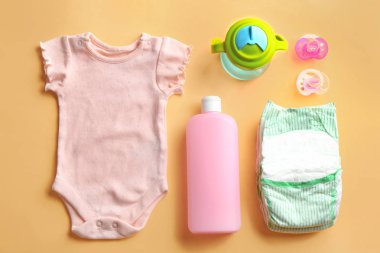 Renk arka plan üzerinde bebek aksesuarları ile düz yatıyordu kompozisyon