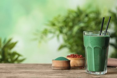 Bulanık arka plan karşı masada spirulina smoothie cam. Metin için alan