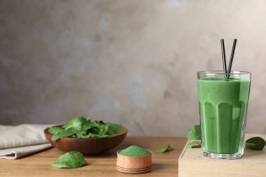 Tabloda spirulina smoothie, toz ve ıspanak ile Kompozisyon. Metin için alan