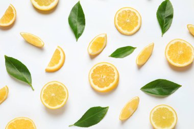 Taze limon ve beyaz arka plan, üst görünümü üzerinde yaprakları. Narenciye