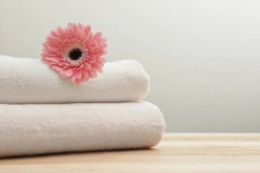 Masada çiçek ile taze havlu yığını. Metin için alan