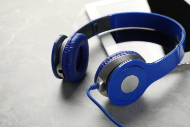 Tabloda modern kulaklıklar ve tablet, metin alanı