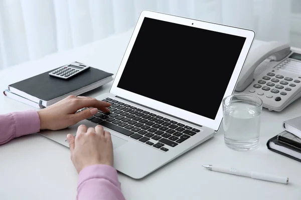 Mujer joven que utiliza el ordenador portátil moderno en la mesa, primer plano — Foto de Stock