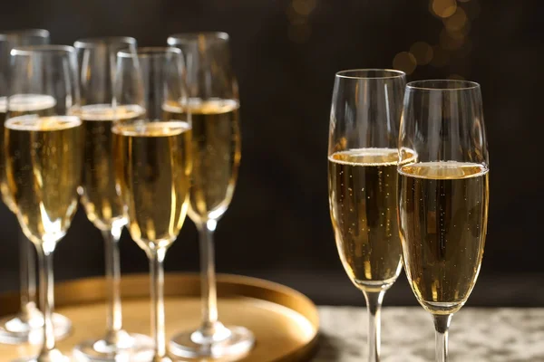Sklenice šampaňského na rozmazané pozadí. Místo pro text — Stock fotografie