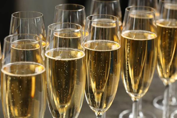 Viele Gläser Champagner, Nahaufnahme. Festlicher Umtrunk — Stockfoto