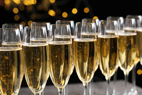 Muitos copos de champanhe no fundo borrado, close-up — Fotografia de Stock