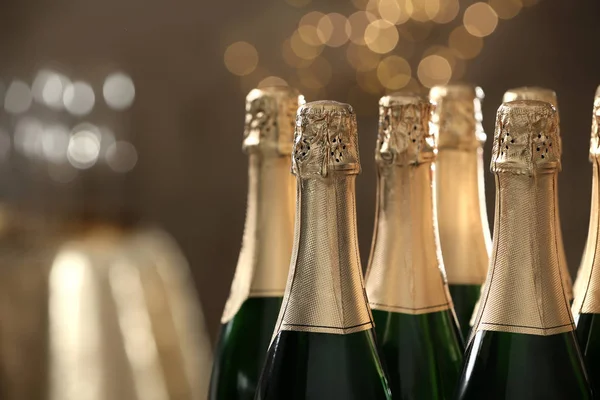 Veel flessen champagne op wazige achtergrond, close-up. Ruimte voor tekst — Stockfoto