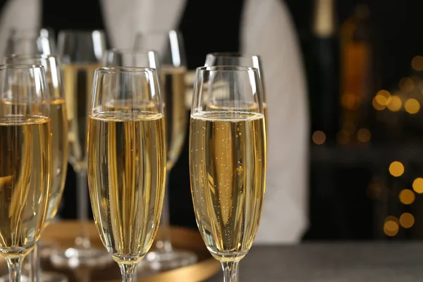 Glazen Champagne en ober in het restaurant, close-up. Ruimte voor tekst — Stockfoto