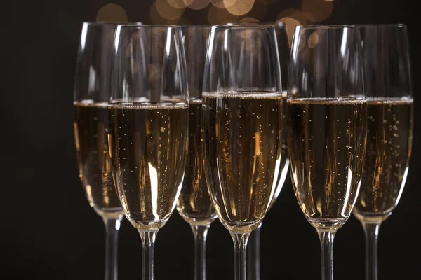 Muitos copos de champanhe no fundo borrado, close-up — Fotografia de Stock