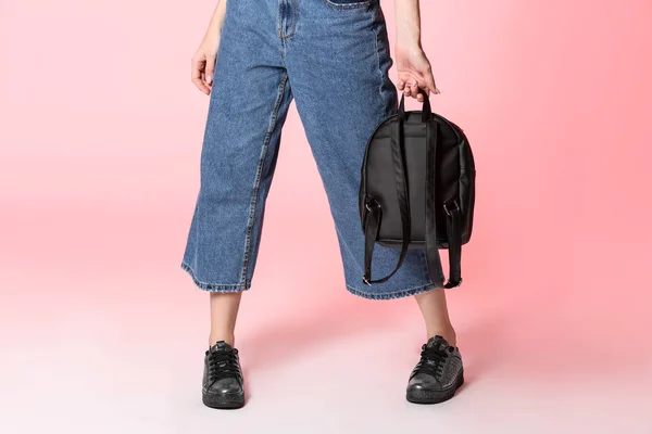 Fashionabla kvinna i snygga skor med ryggsäck på färg bakgrund — Stockfoto
