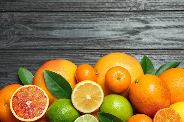 Ploché složení s různými citrusové plody a prostor pro text na dřevěném pozadí — Stock fotografie
