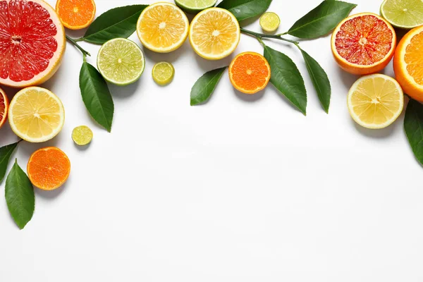 Flache Liegekomposition mit verschiedenen Zitrusfrüchten auf weißem Hintergrund — Stockfoto