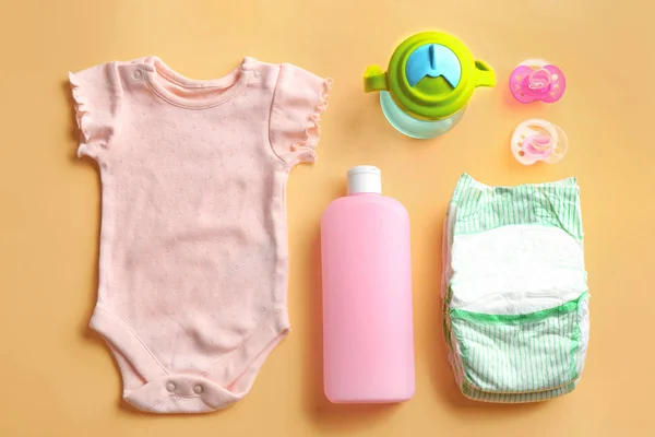 Composición plana con accesorios para bebés sobre fondo de color — Foto de Stock