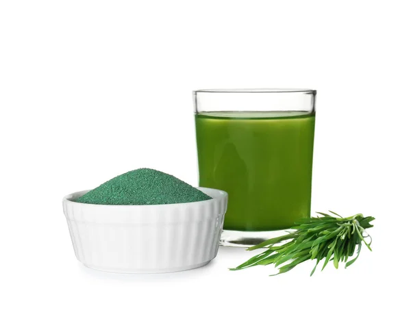 Bicchiere di bevanda spirulina, ciotola con polvere e erba di grano su sfondo bianco — Foto Stock