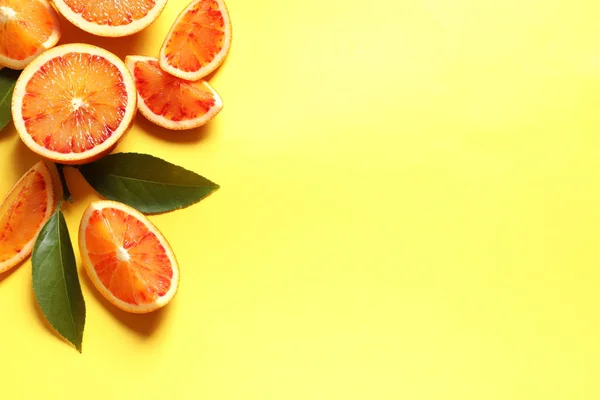 Laranjas sangrentas frescas no fundo da cor, flat lay com espaço para texto. Citrinos — Fotografia de Stock