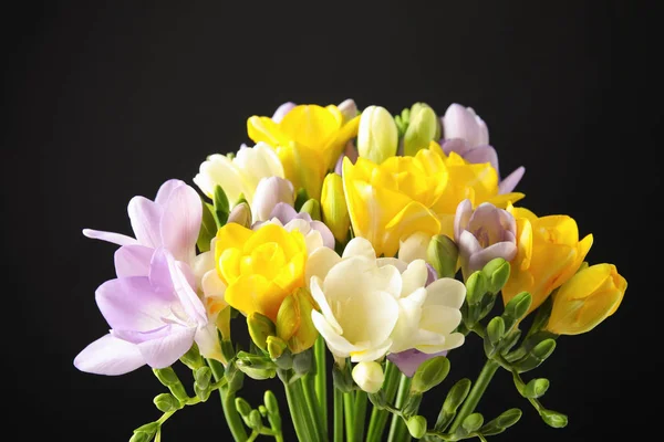 블랙 바탕에 프리 지아 꽃의 꽃다발 — 스톡 사진
